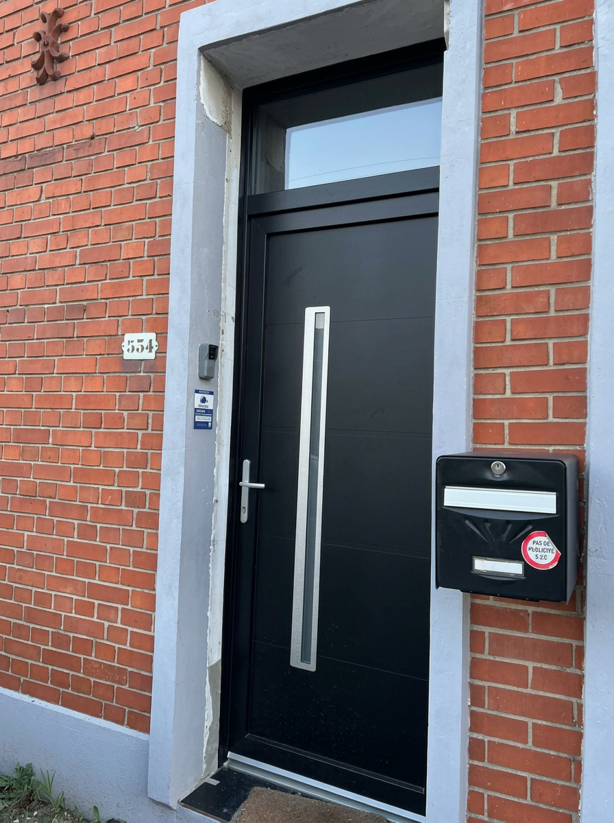Pose porte d'entrée aluminium noir contemporaine avec poignée inox à Roubaix